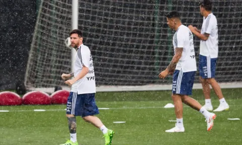 Mặc trời mưa, Messi và động đội vẫn cháy hết mình vì World Cup