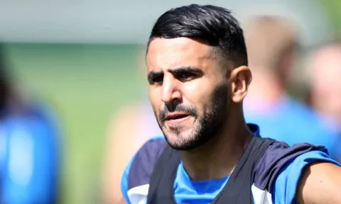Mahrez 'mặt nặng' trở lại tập luyện cùng Leicester