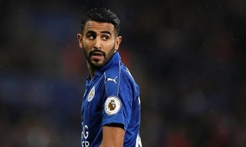 Mahrez tranh thủ chơi bóng phủi khi về thăm quê