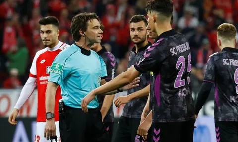 Vì VAR, trọng tài cho đá penalty giữa giờ nghỉ