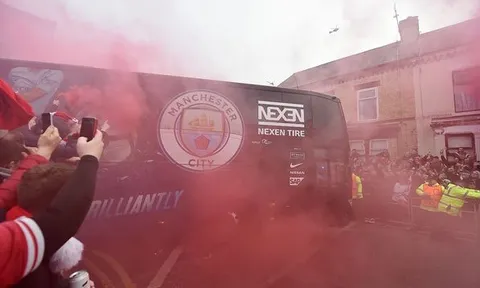 Liverpool xin lỗi sau vụ xe bus của Manchester City bị cổ động viên đập hỏng