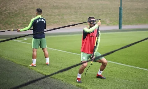 Man City dùng dụng cụ lạ trên sân tập, chờ hạ gục Arsenal