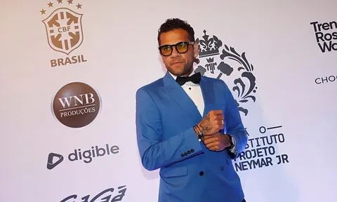 Man City sắp bị 'cướp' mất Dani Alves