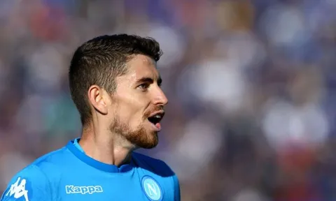 Man City tranh mua tiền vệ Napoli với Man Utd