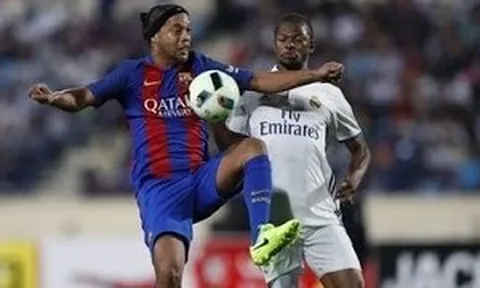 Màn trình diễn siêu đẳng của Ronaldinho vs Real Madrid Legends