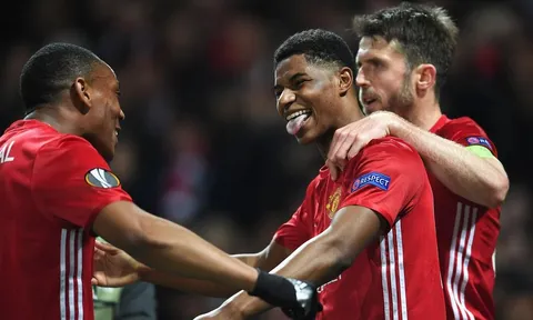 Man United đá với đội hình nào khi vắng Ibra và Rojo?