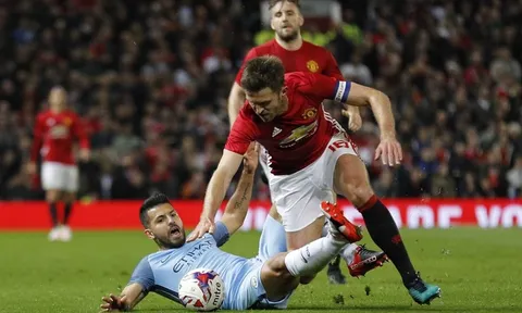 Cúp khó rời Manchester