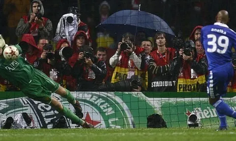 Man Utd đêm Moscow lịch sử: Anelka sập bẫy & Cú đổ người kinh điển!
