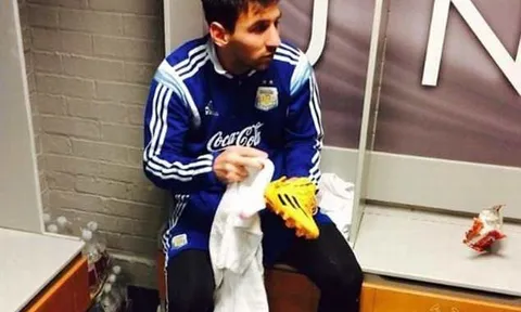 Man Utd lấy ảnh Messi tự lau giày để giáo dục cầu thủ