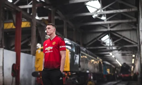 Man Utd ra mắt áo đấu mùa 2018/19: Pogba cực ngầu, Jones bảnh hơn bao giờ hết