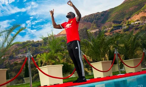Lukaku cực ngầu, xuất hiện như một vị thần ra mắt Man Utd