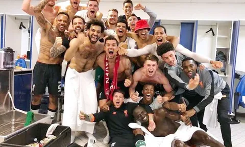 Mane suýt 'lộ hàng' khi ăn mừng trong phòng thay đồ cùng Liverpool