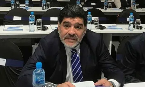Maradona: Dani Alves là một thằng đần!