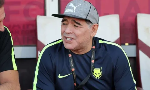 Maradona gửi thông điệp yêu thương tới Messi trước trận cầu sinh tử