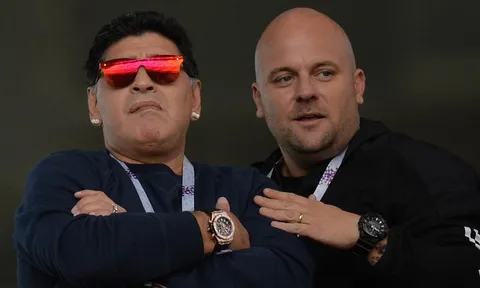 Maradona và dàn mỹ nữ xuất hiện trong ngày ra quân của Argentina