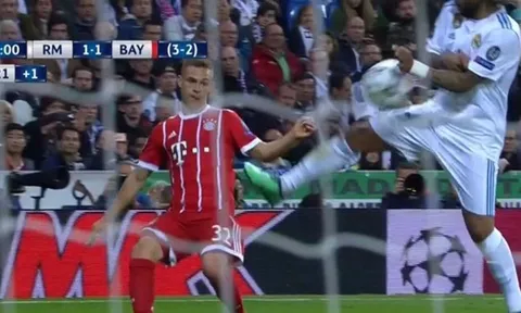 Trọng tài Cuneyt Cakir khiến dàn sao Bayern Munich 'phát điên'