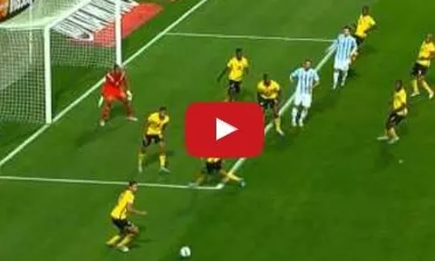 Marcos Rojo chuyền bóng phong cách rabona đầy ngẫu hứng