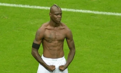 Mario Balotelli: Đứa trẻ bất hạnh trong hình hài bức tượng Warsaw