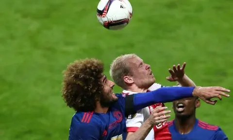 Marouane Fellaini một mình 'cân' hàng tiền vệ Ajax