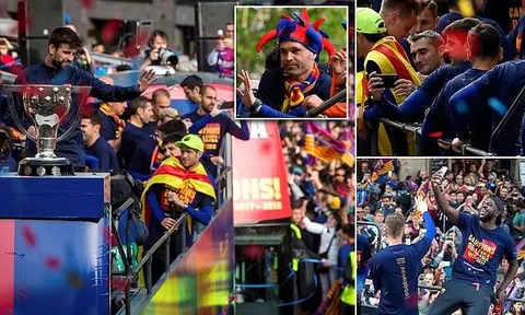 Mất Champions League, Barcelona kém vui khi diễu hành mừng cú đúp