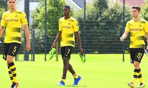 'Xác ở Dortmund, hồn tại Barca', Dembele chụp ảnh như 'đưa đám'