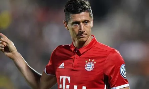 Mất ngôi Vua phá lưới, Lewandowski trút giận lên đồng đội