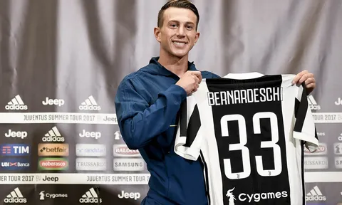 'Mất' số 10, Bernardeschi vẫn vui vẻ khoe áo mới của Juventus