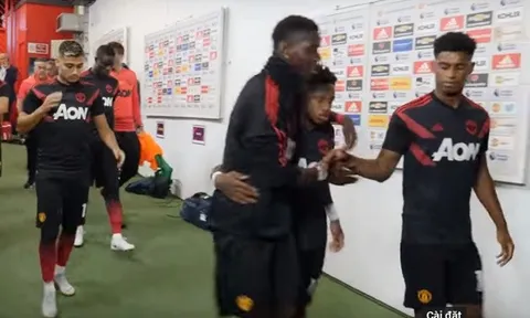 Fred 'đứng hình' khi được ôm đến 4 lần tại Man Utd