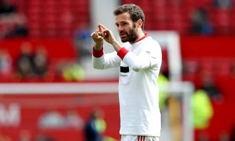 Mata lặng lẽ một mình tập luyện tại Old Trafford