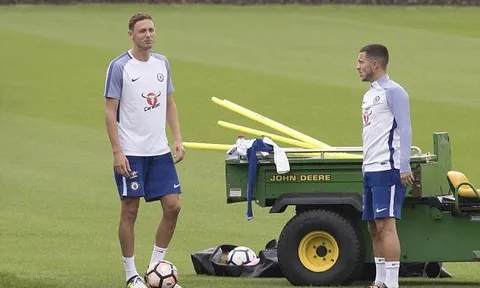 Matic xỏ giày ra sân tập, chờ Mourinho tới đón