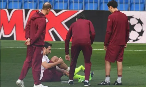 Mats Hummels ôm gối trên sân, Ancelotti lo ra mặt