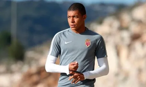 Mbappe từ chối ký tặng fan Real Madrid