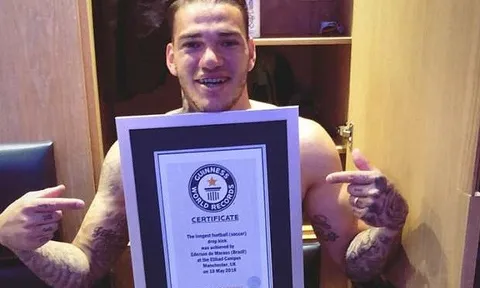 Thủ môn Man City lập kỷ lục Guinness trên sân tập