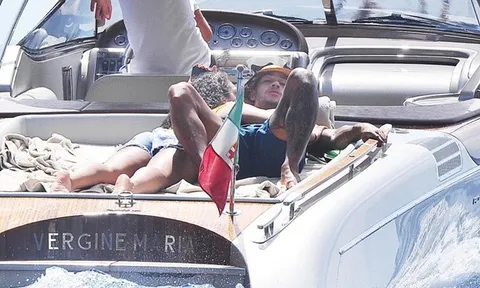 Memphis Depay và bạn gái ôm nhau thắm thiết trên du thuyền hạng sang