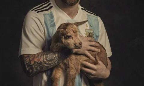 Giải mã hình ảnh Messi ôm dê trước World Cup