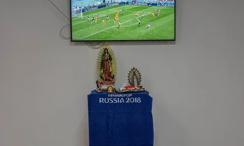 Messi lập... bàn thờ trong phòng thay đồ ở World Cup 2018
