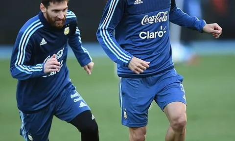 Messi bị "ăn hành" ngay trong ngày đầu lên tuyển