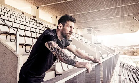 Messi "đá xoáy" Neymar: Người vĩ đại nhất luôn ở lại!
