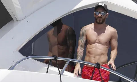 Messi diện quần đùi đỏ cực nổi trên du thuyền