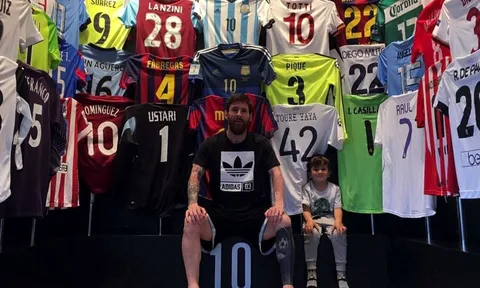 Messi khoe bộ sưu tập có áo số 7 của Real