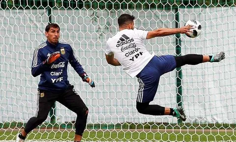 Messi lác mắt nhìn Aguero tung volley trên sân tập Argentina