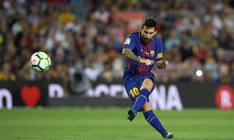 Messi lập 'hat-trick cột dọc', Barca có trận thắng ra quân La Liga