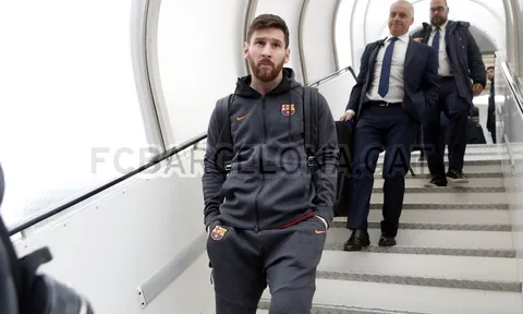 Messi mặt lạnh khi cùng Barca hành quân sang Italia