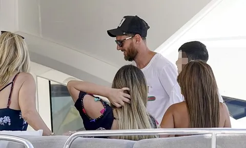 Bỏ lại nỗi buồn World Cup, Messi lên du thuyền nghỉ mát cùng gia đình