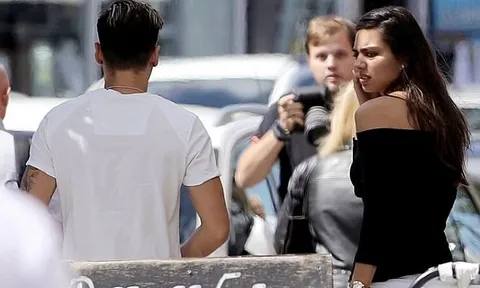 Mesut Oezil 'dính như sam' bên gái xinh như mộng