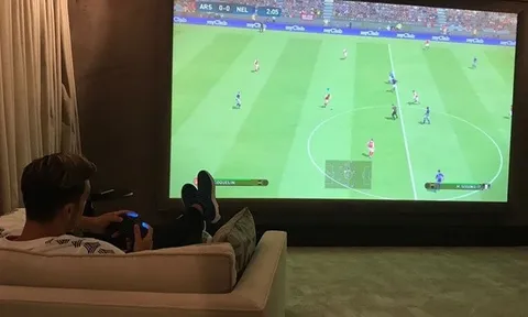 Mesut Oezil nhận gạch đá khi chơi PES tại gia