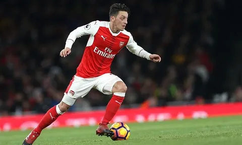 Mesut Oezil thể hiện ra sao trước Man Utd?