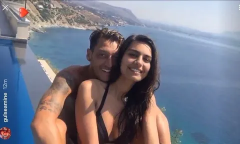 Mesut Oezil "tình tứ" cùng hoa hậu Thổ Nhĩ Kỳ