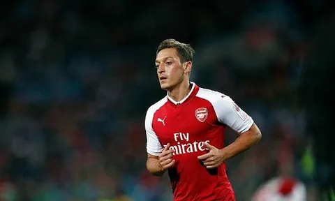 Mesut Ozil chơi năng nổ trước Sevilla