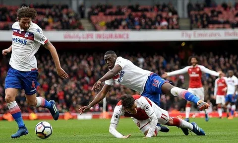 Mesut Ozil gây tranh cãi với pha ngã tuyệt đẹp trong vòng cấm Stoke